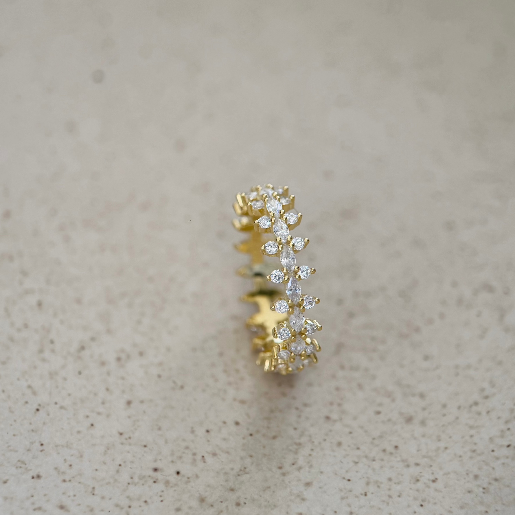 Bague en argent 925 plaqué or avec motifs fleurs sertis d’oxydes de zirconium transparents