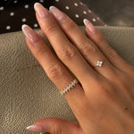 Bague en argent 925 plaqué or avec motifs fleurs sertis d’oxydes de zirconium transparents, portée au doigt