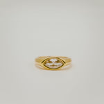 Bague en argent 925 plaqué or avec pierre centrale taille marquise sertie sur un anneau épais, sur fond clair