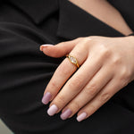 Bague en argent 925 plaqué or avec pierre centrale taille marquise sertie sur un anneau épais
