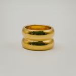 Bague dorée à double anneau bombé avec finition lisse et brillante