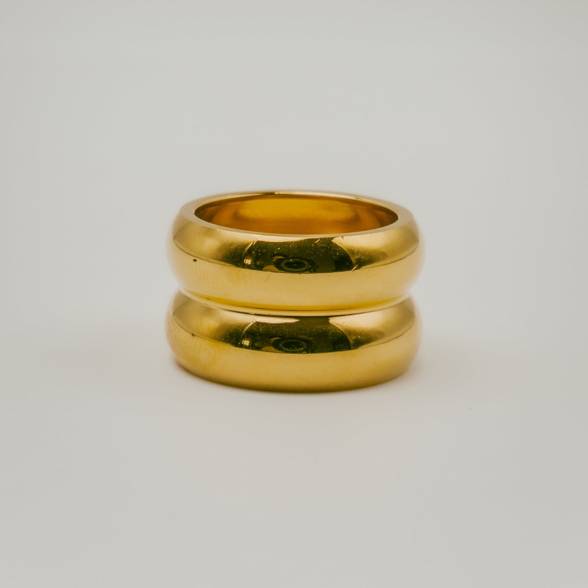 Bague dorée à double anneau bombé avec finition lisse et brillante