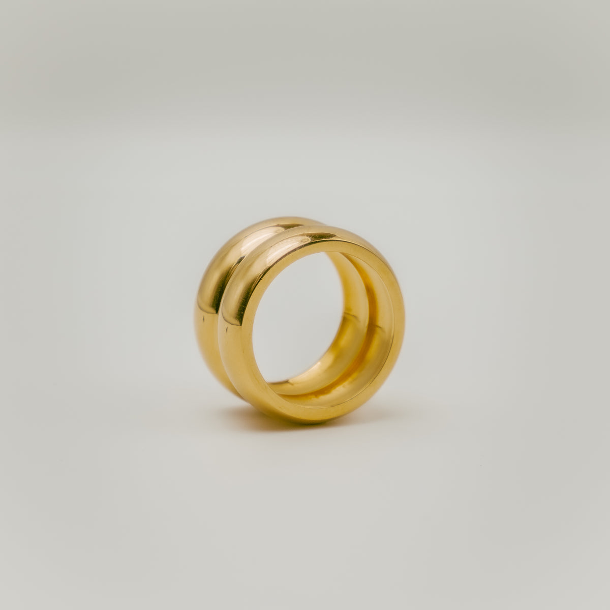 Bague dorée à double anneau bombé avec finition lisse et brillante