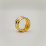 Bague dorée à double anneau bombé avec finition lisse et brillante