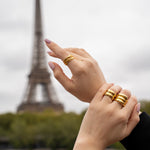 Bague dorée à double anneau bombé avec finition lisse et brillante