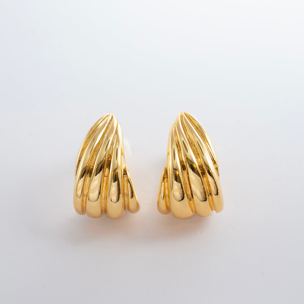 Boucles d’oreilles en acier inoxydable plaqué or à forme goutte sculptée et finition brillante