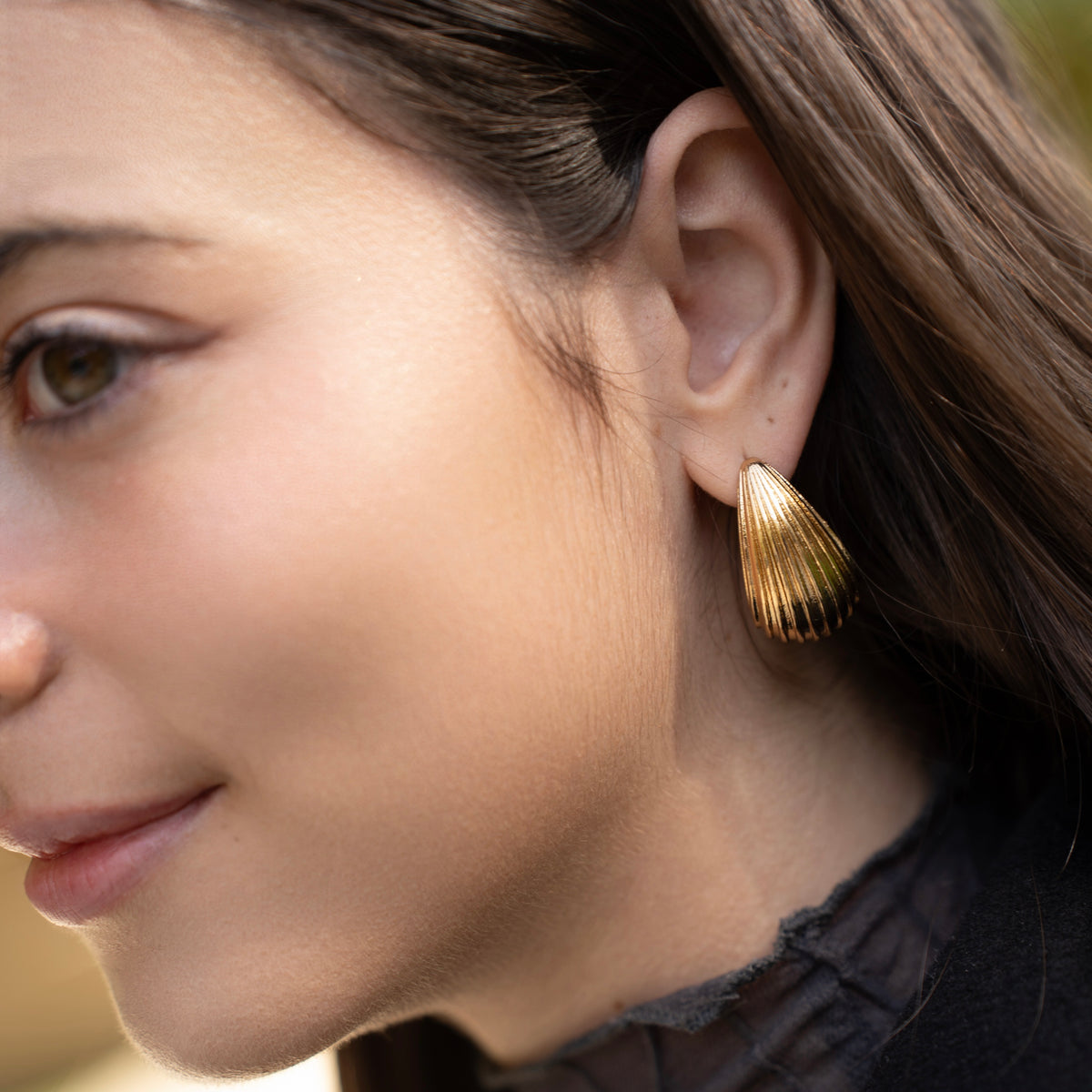 Boucles d’oreilles en acier inoxydable plaqué or à forme goutte striée et finition brillante