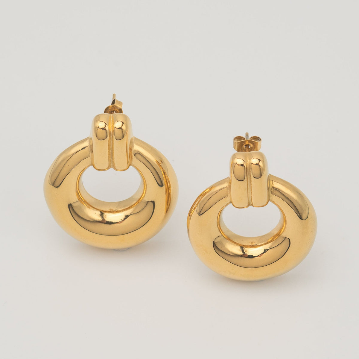 Boucles d’oreilles en acier inoxydable plaqué or avec grand anneau rond sculpté et finition brillante