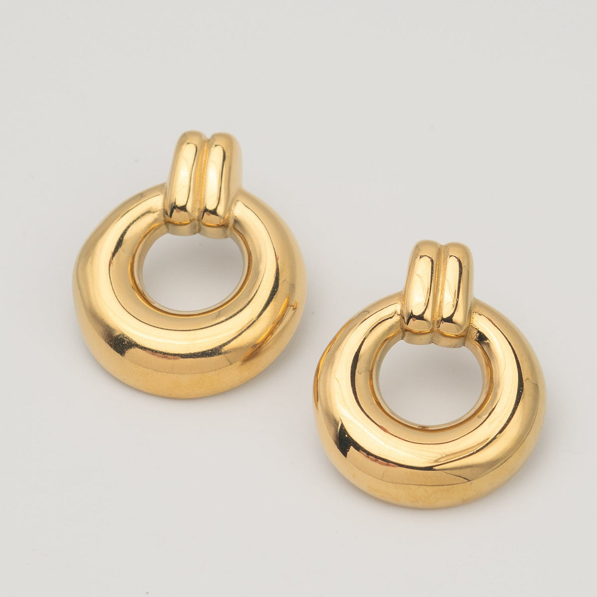 Boucles d’oreilles en acier inoxydable plaqué or avec grand anneau rond sculpté et finition brillante