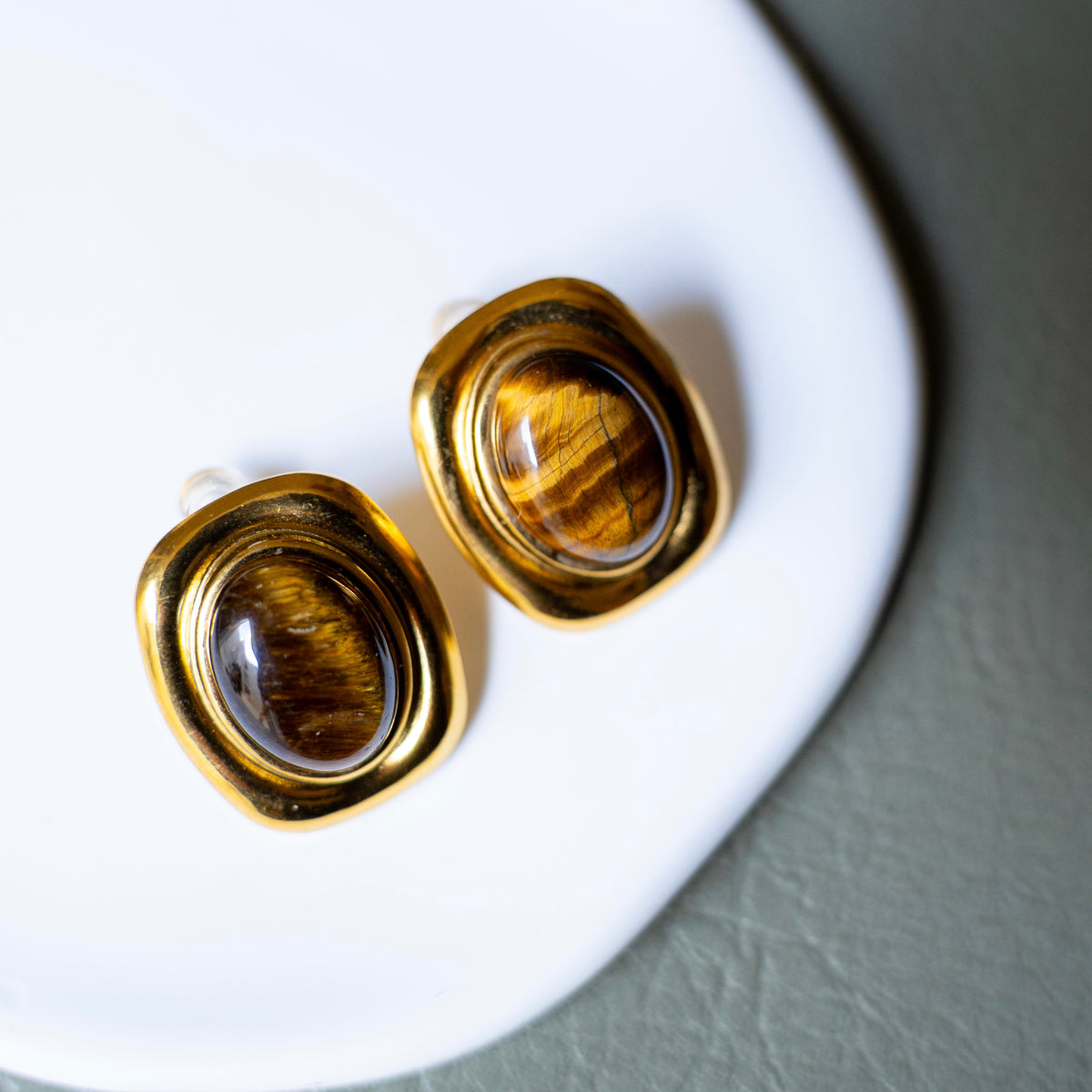 Boucles d’oreilles plaquées or avec pierre ovale œil-de-tigre brun
