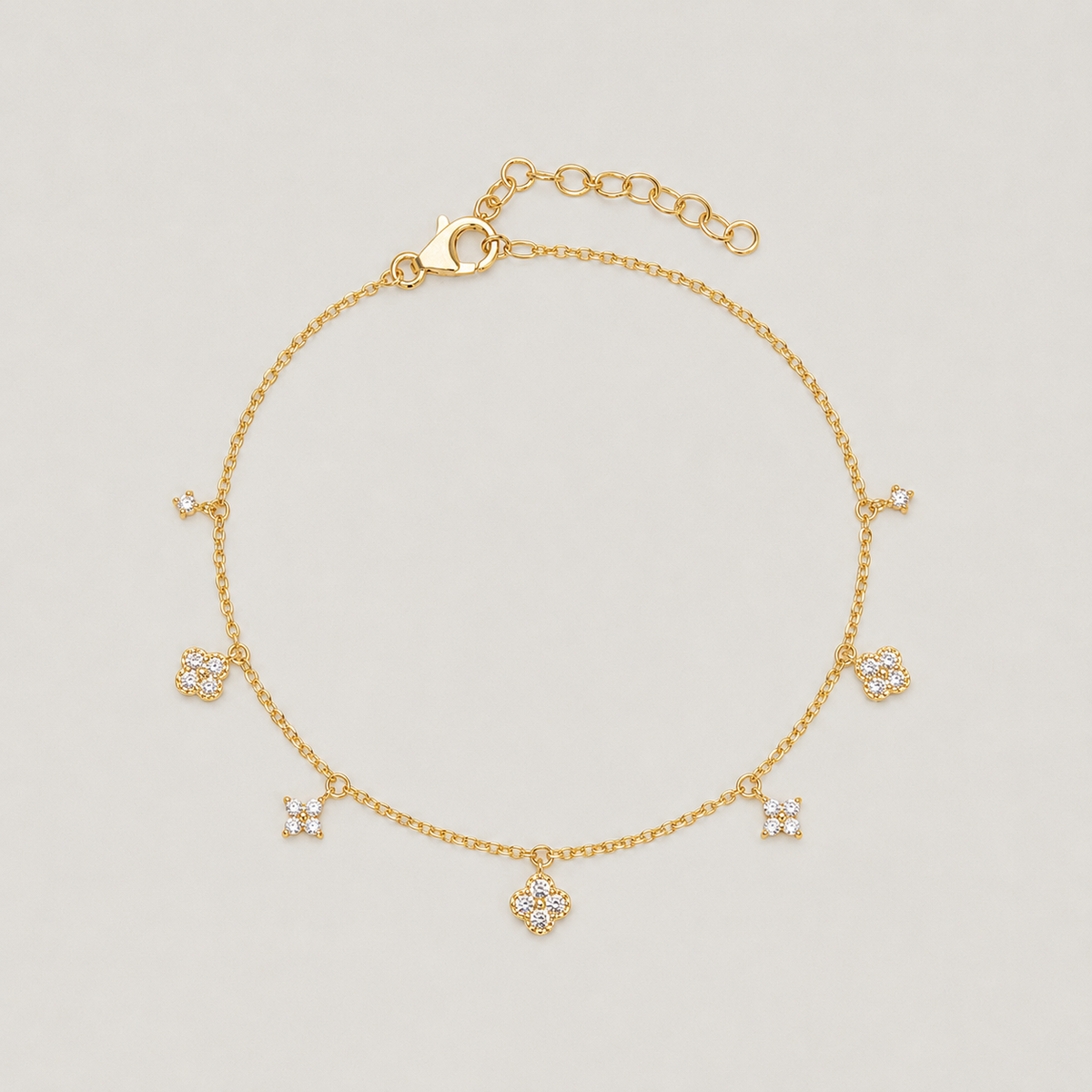 Bracelet en argent 925 plaqué or avec petits motifs fleur sertis d’oxydes de zirconium