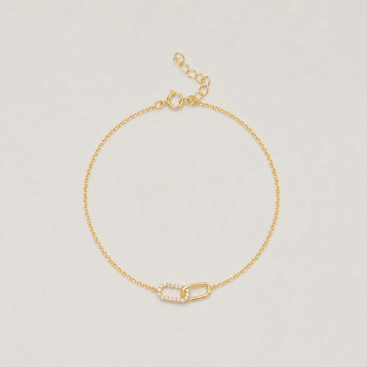 Bracelet en argent 925 plaqué or avec deux maillons ovales, dont un serti d’oxydes de zirconium transparents