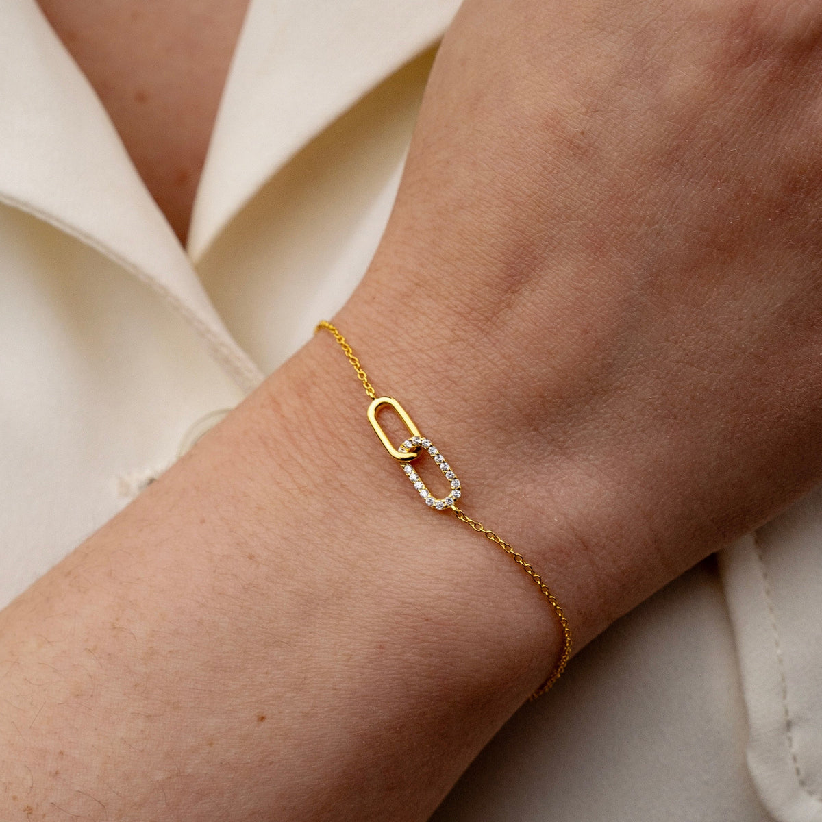 Bracelet en argent 925 plaqué or avec deux maillons ovales, dont un serti d’oxydes de zirconium transparents