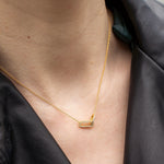 ollier en argent 925 plaqué or avec pendentif à deux maillons entrelacés sertis d’oxydes de zirconium transparents, sur chaîne fine