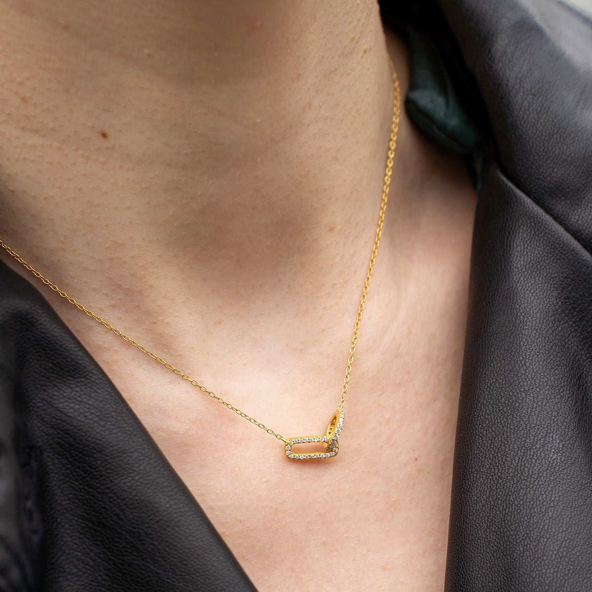 ollier en argent 925 plaqué or avec pendentif à deux maillons entrelacés sertis d’oxydes de zirconium transparents, sur chaîne fine