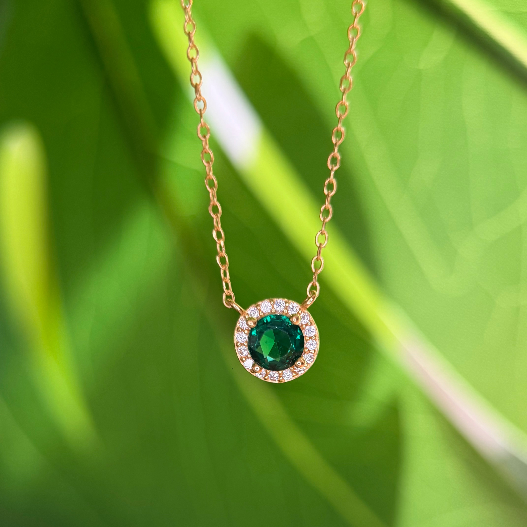 Collier en argent 925 plaqué or avec pendentif rond serti d’une pierre verte centrale entourée d’oxydes de zirconium transparents