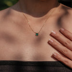 Collier en argent 925 plaqué or avec pendentif rond serti d’une pierre verte centrale entourée d’oxydes de zirconium transparents