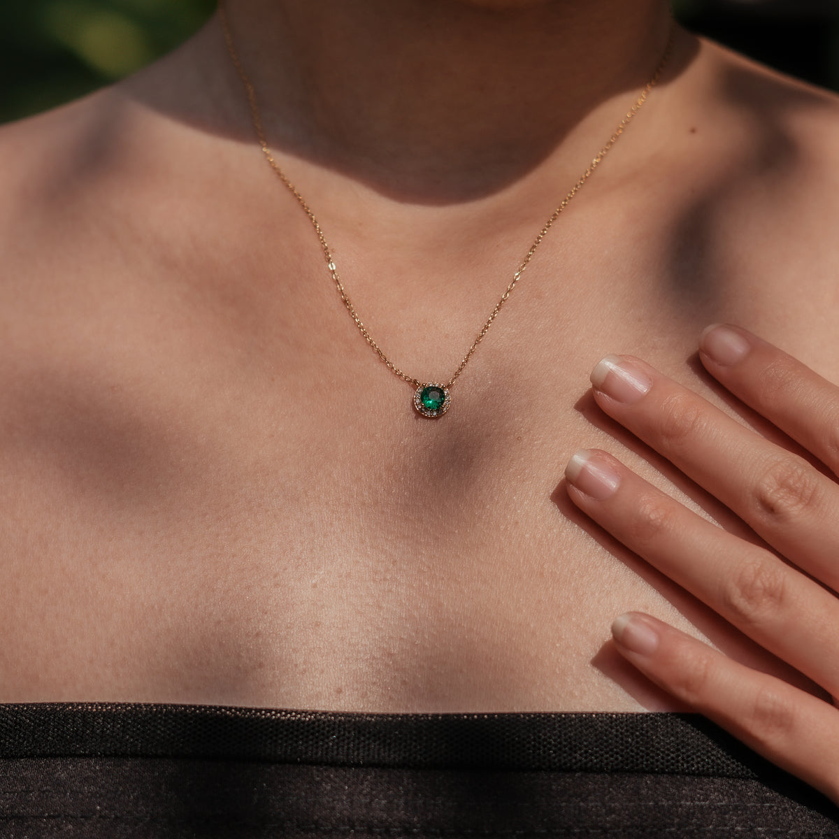 Collier en argent 925 plaqué or avec pendentif rond serti d’une pierre verte centrale entourée d’oxydes de zirconium transparents
