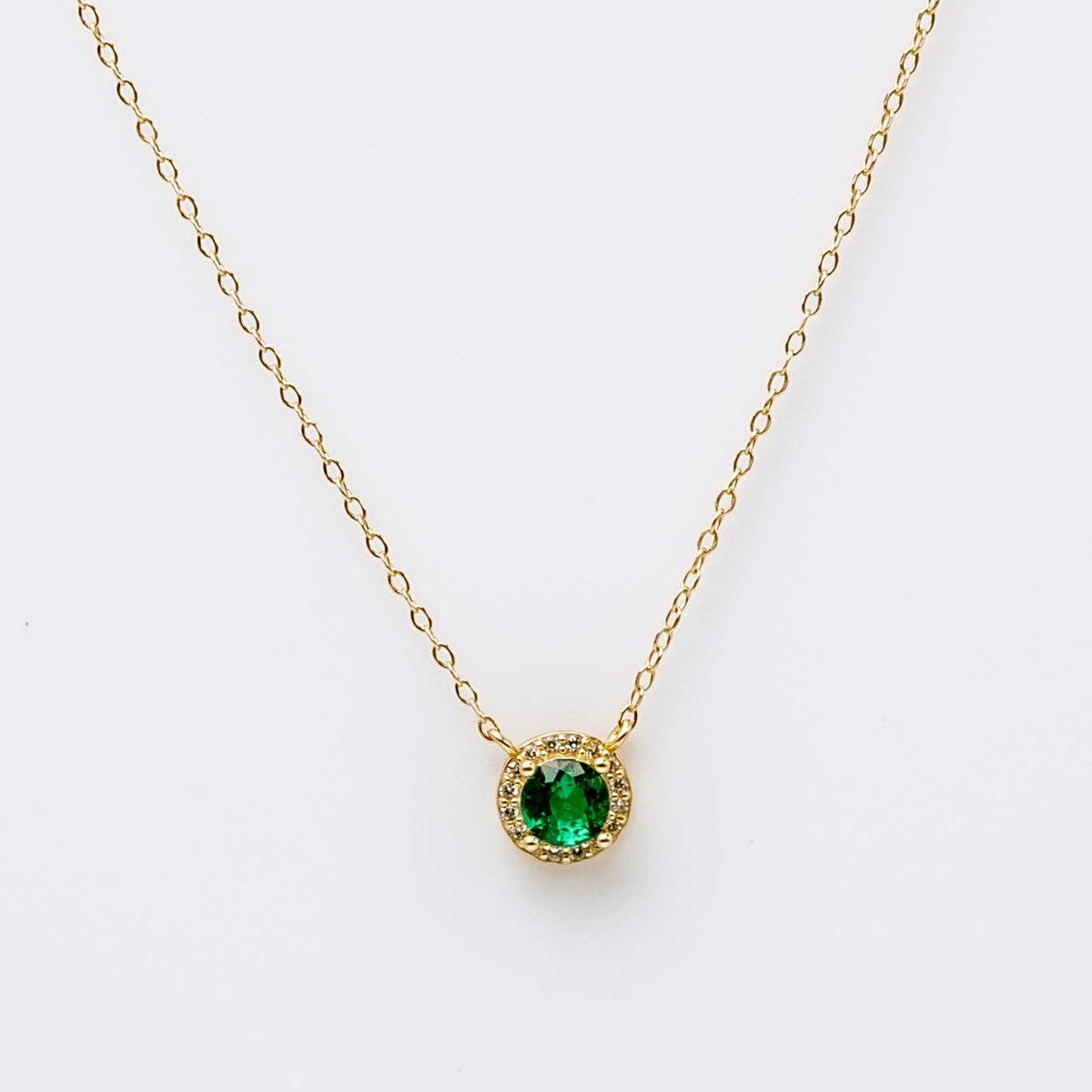 Collier en argent 925 plaqué or avec pendentif rond serti d’une pierre verte centrale entourée d’oxydes de zirconium transparents