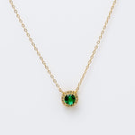 Collier en argent 925 plaqué or avec pendentif rond serti d’une pierre verte centrale entourée d’oxydes de zirconium transparents