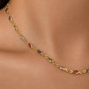 Collier en argent 925 plaqué or avec pierres marquise multicolores, porté autour du cou