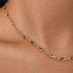Collier en argent 925 plaqué or avec pierres marquise multicolores, porté autour du cou