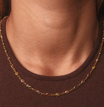 Collier en argent 925 plaqué or avec pierres marquise multicolores, porté autour du cou