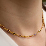 Collier en argent 925 plaqué or avec pierres rectangulaires multicolores, porté autour du cou