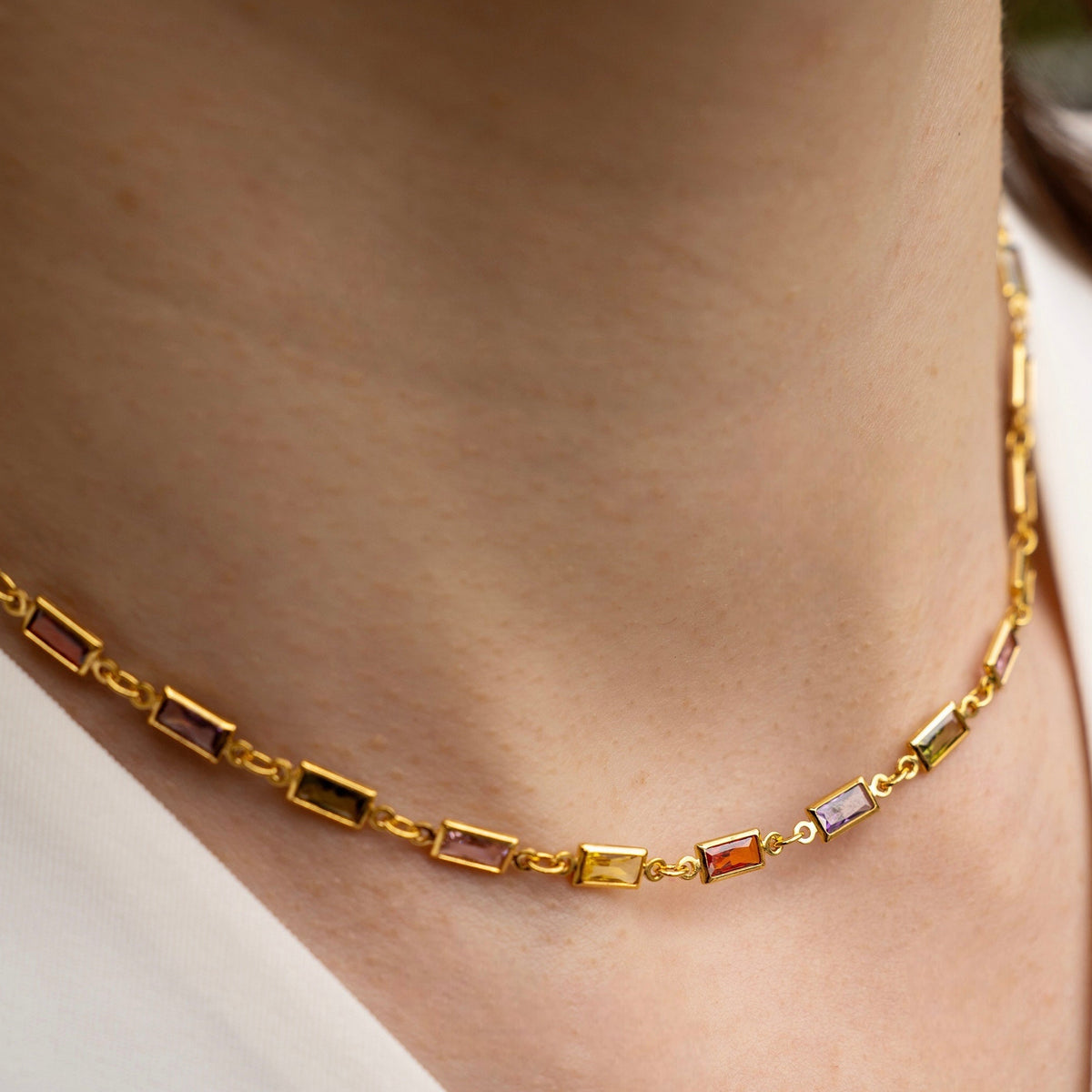 Collier en argent 925 plaqué or avec pierres rectangulaires multicolores, porté autour du cou