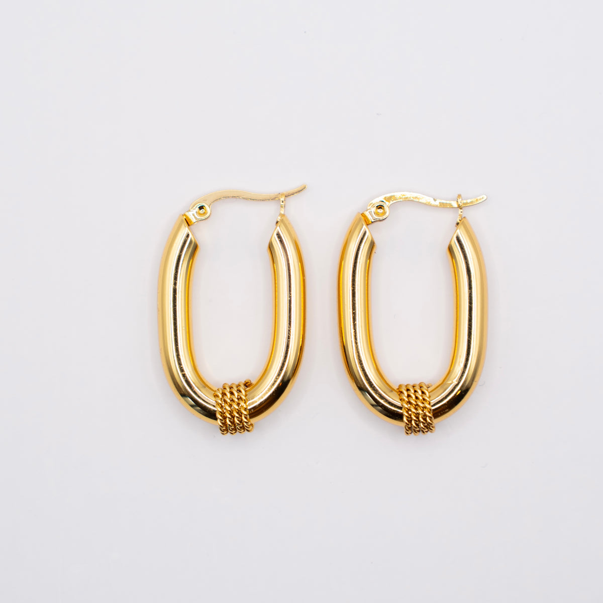 Boucles d’oreilles créoles ovales en acier inoxydable plaqué or avec détail torsadé