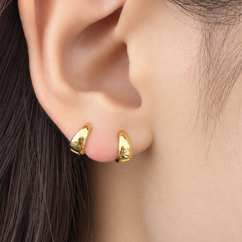 Petites créoles en argent 925 plaqué or à forme goutte, portées à l’oreille