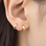 Petites créoles en argent 925 plaqué or à forme goutte, portées à l’oreille
