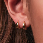 Petites créoles en argent 925 plaqué or à forme goutte, portées à l’oreille