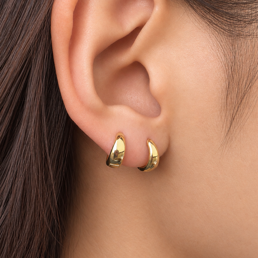 Petites créoles en argent 925 plaqué or à forme goutte, portées à l’oreille