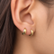 Petites créoles en argent 925 plaqué or à forme goutte, portées à l’oreille