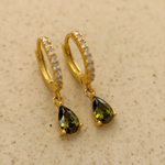 Créoles en argent 925 plaqué or serties d’oxydes de zirconium transparents avec pendentif goutte vert olive