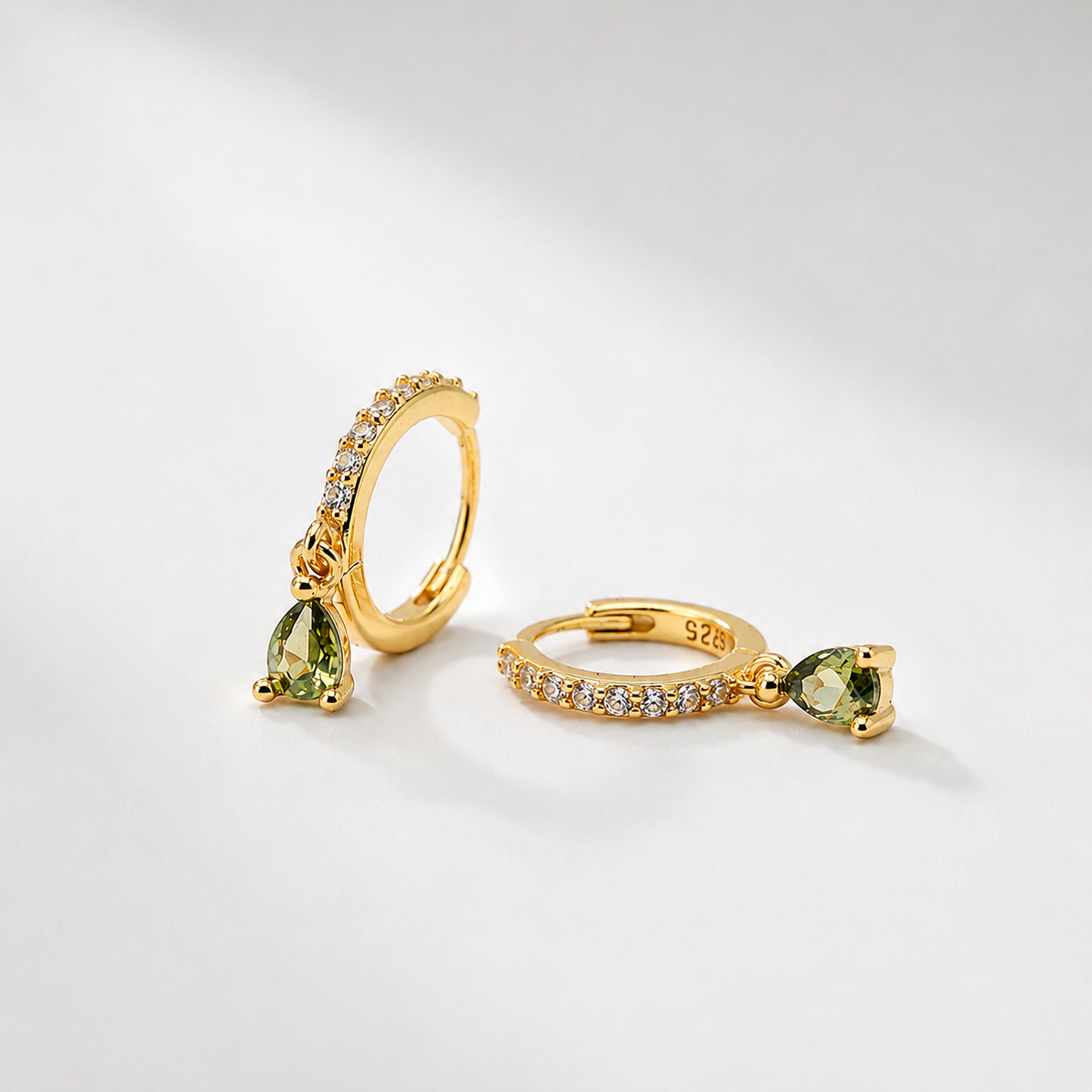 Créoles en argent 925 plaqué or serties d’oxydes de zirconium transparents avec pendentif goutte vert olive