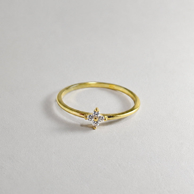 Gold-plated 925 sterling silver ring with delicate flower cubic zirconia detail