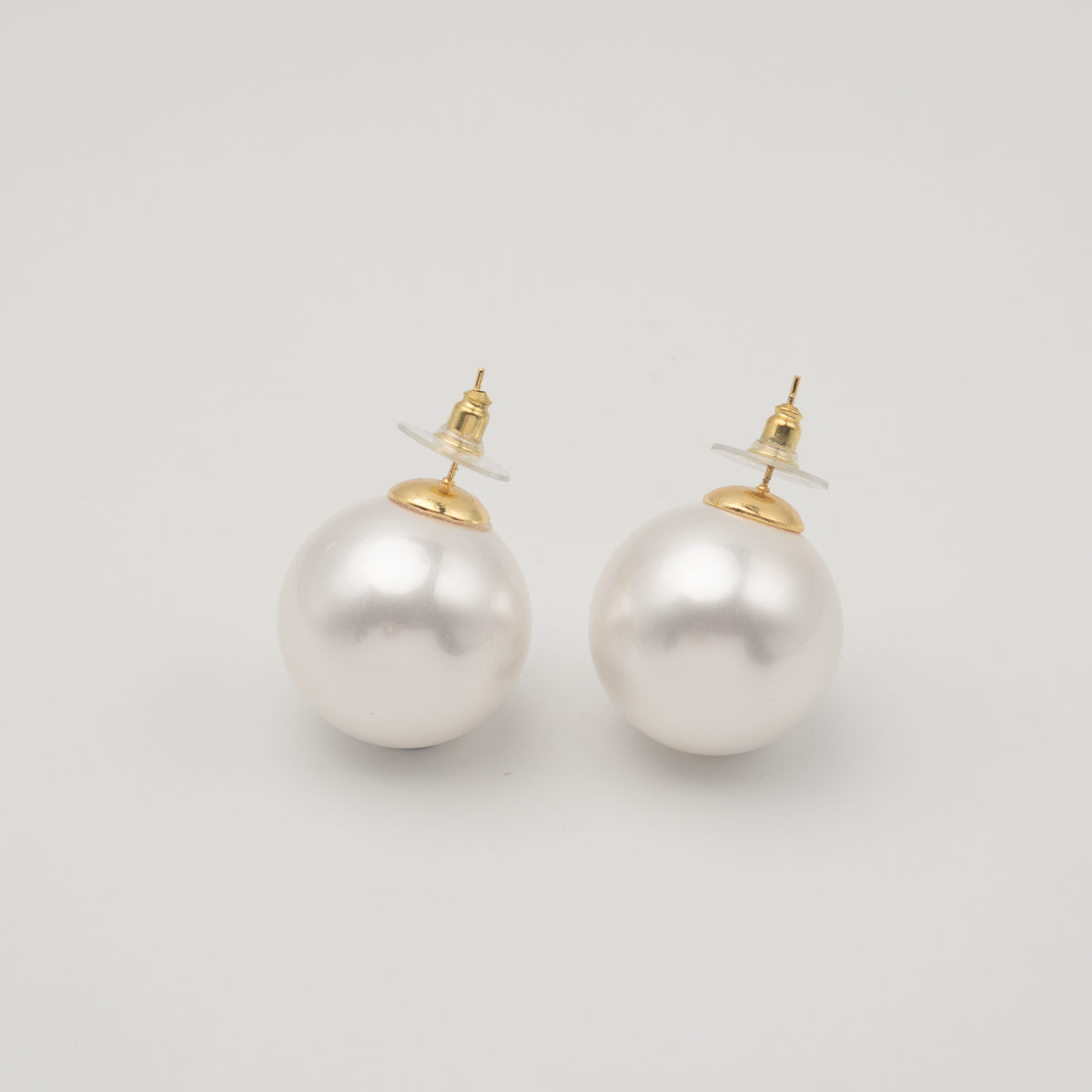 Oversized pearl stud earring 