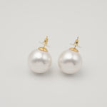 Oversized pearl stud earring 