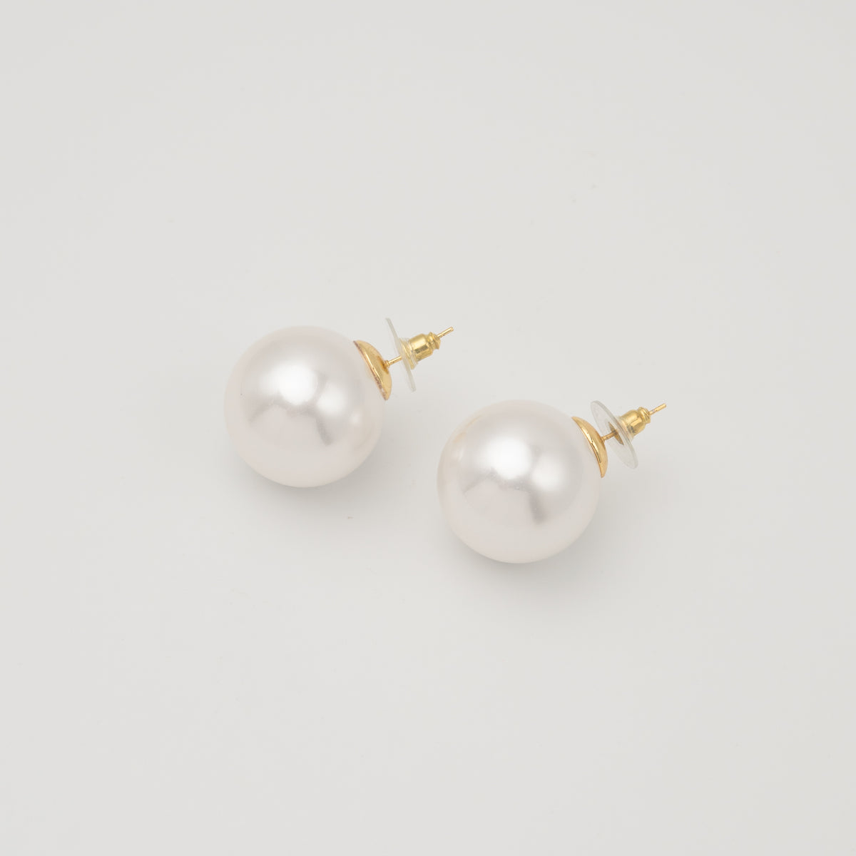 Oversized pearl stud earring