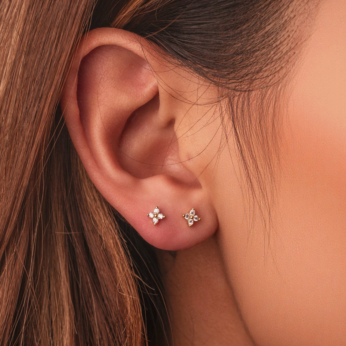 Puces d’oreilles en argent 925 avec motifs fleurs sertis d’oxydes de zirconium transparents