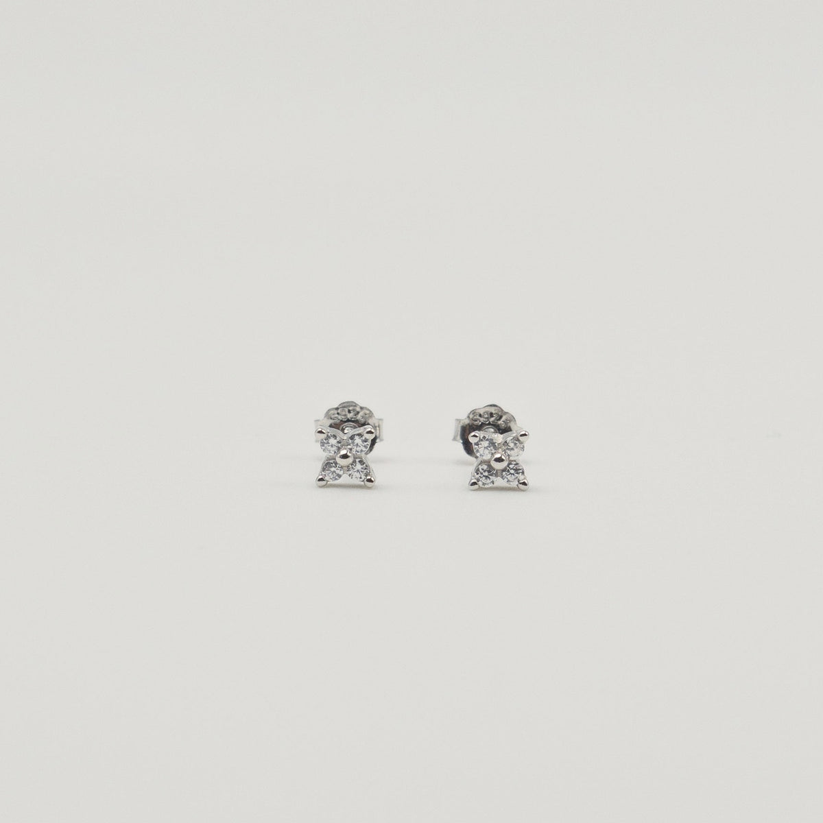 Puces d’oreilles en argent 925 avec motifs fleurs sertis d’oxydes de zirconium transparents