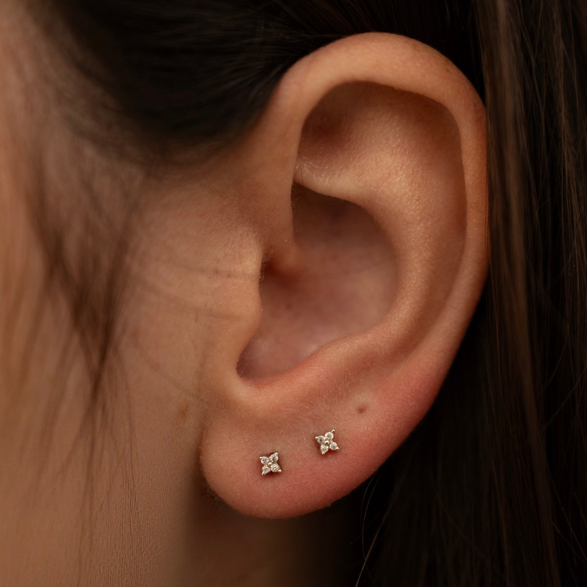 Puces d’oreilles en argent 925 avec motifs fleurs sertis d’oxydes de zirconium transparents, portées à l’oreille