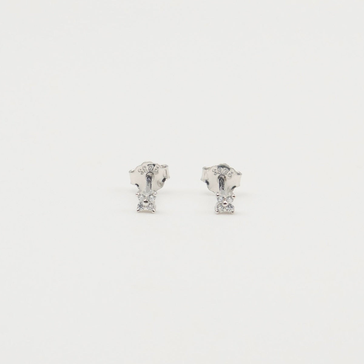 Puces d’oreilles en argent 925 avec motifs fleurs sertis d’oxydes de zirconium transparents