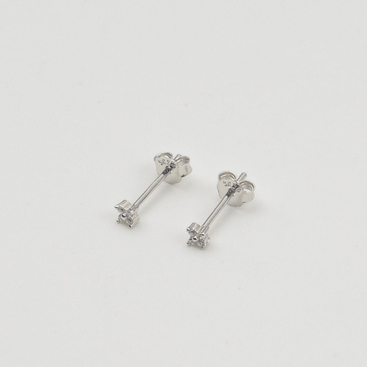 Puces d’oreilles en argent 925 avec motifs fleurs sertis d’oxydes de zirconium transparents