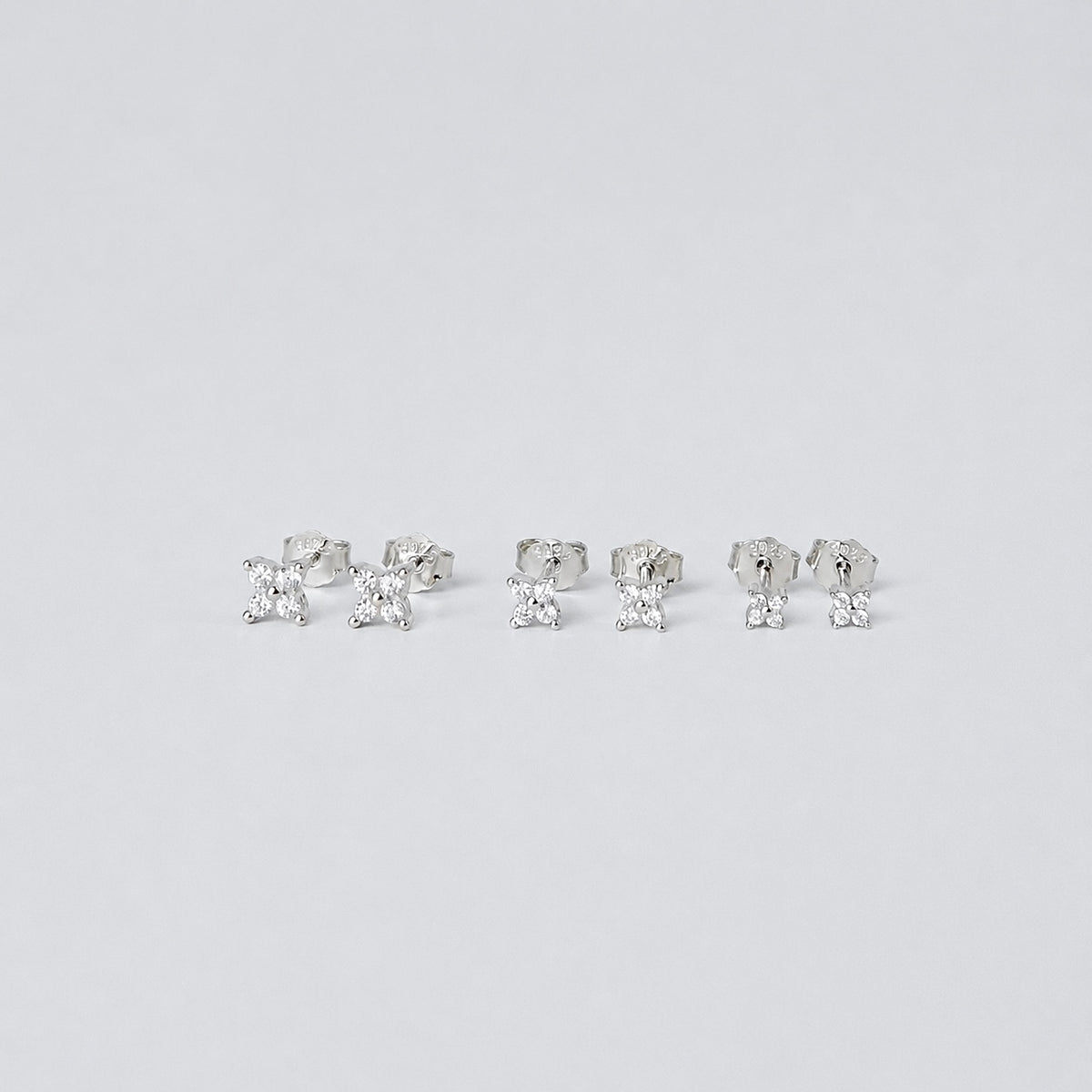 Puces d’oreilles en argent 925 avec motifs fleurs sertis d’oxydes de zirconium transparents