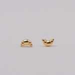 Puces d’oreilles en argent 925 plaqué or en forme de croissant, sur fond clair