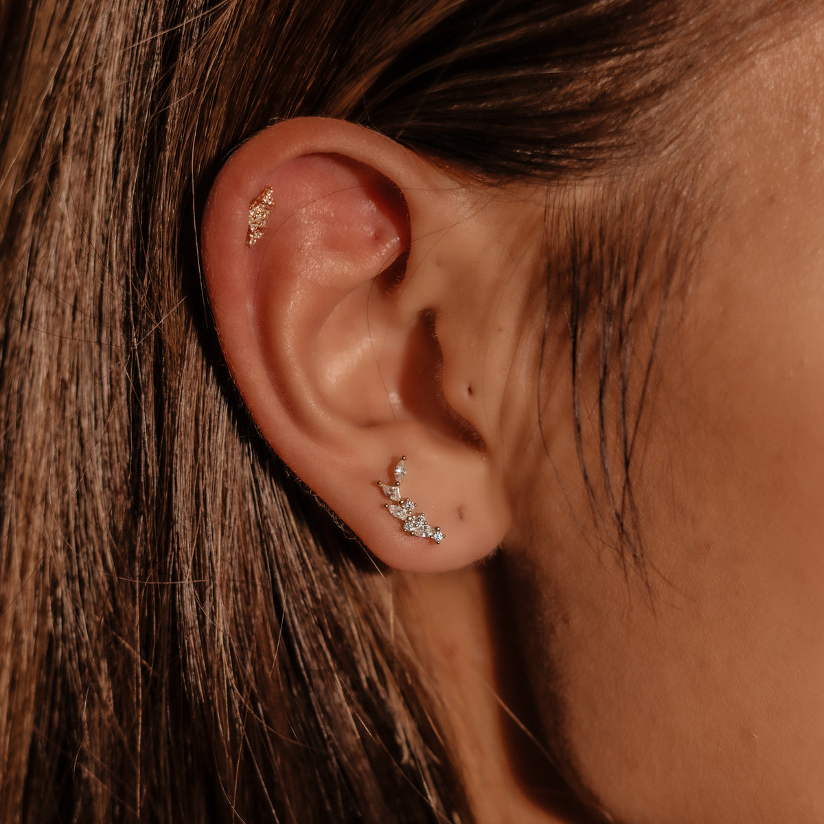 Puces d’oreilles en argent 925 plaqué or avec motif feuilles serti d’oxydes de zirconium transparents