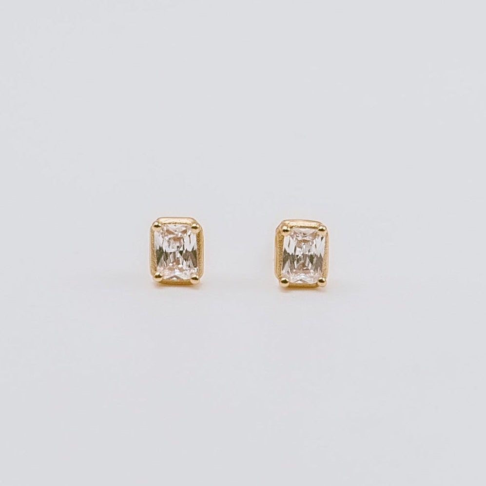 Puces d’oreilles en argent 925 plaqué or serties d’oxydes de zirconium transparents taille baguette